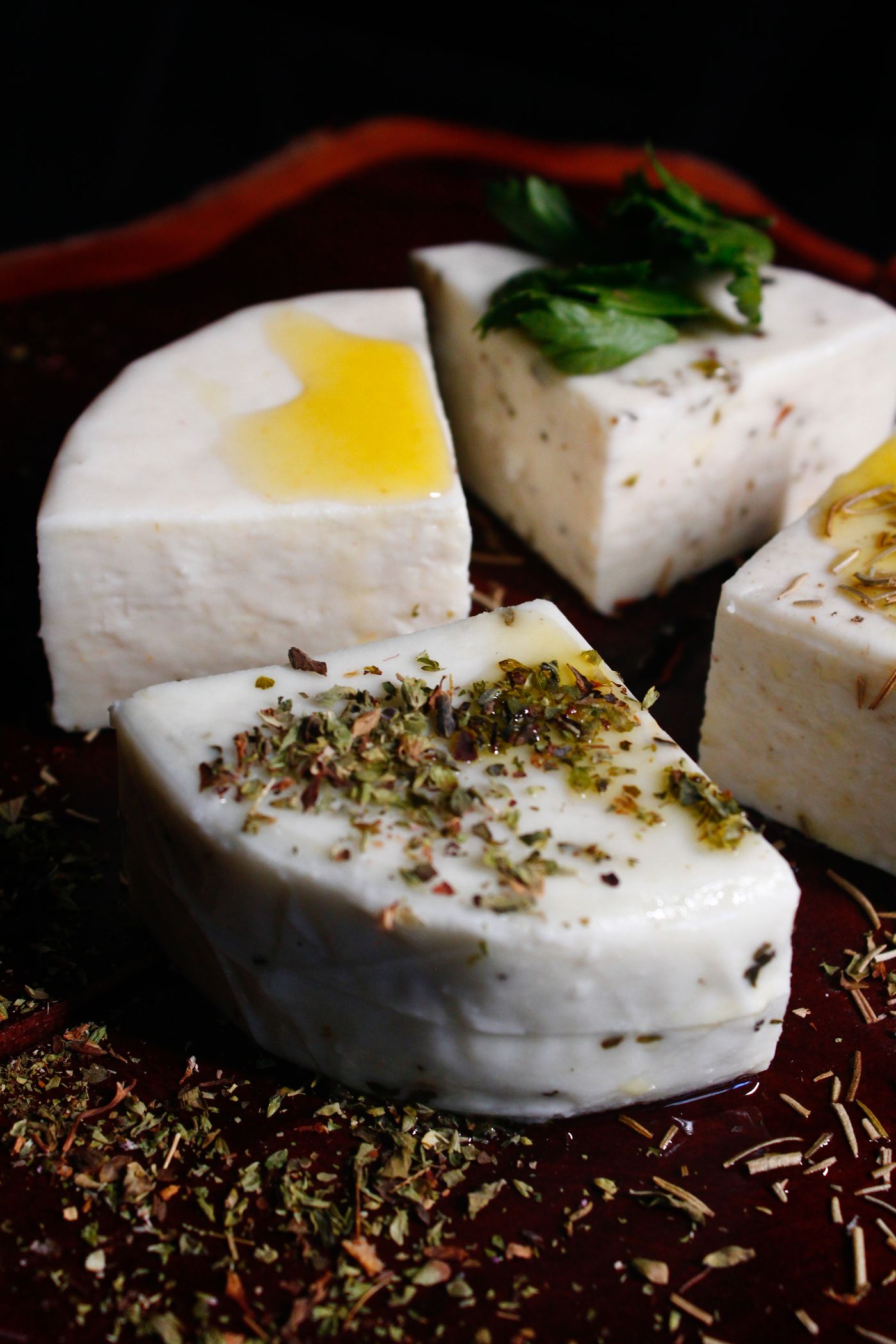 Verschiedene Käse mit Kräutern