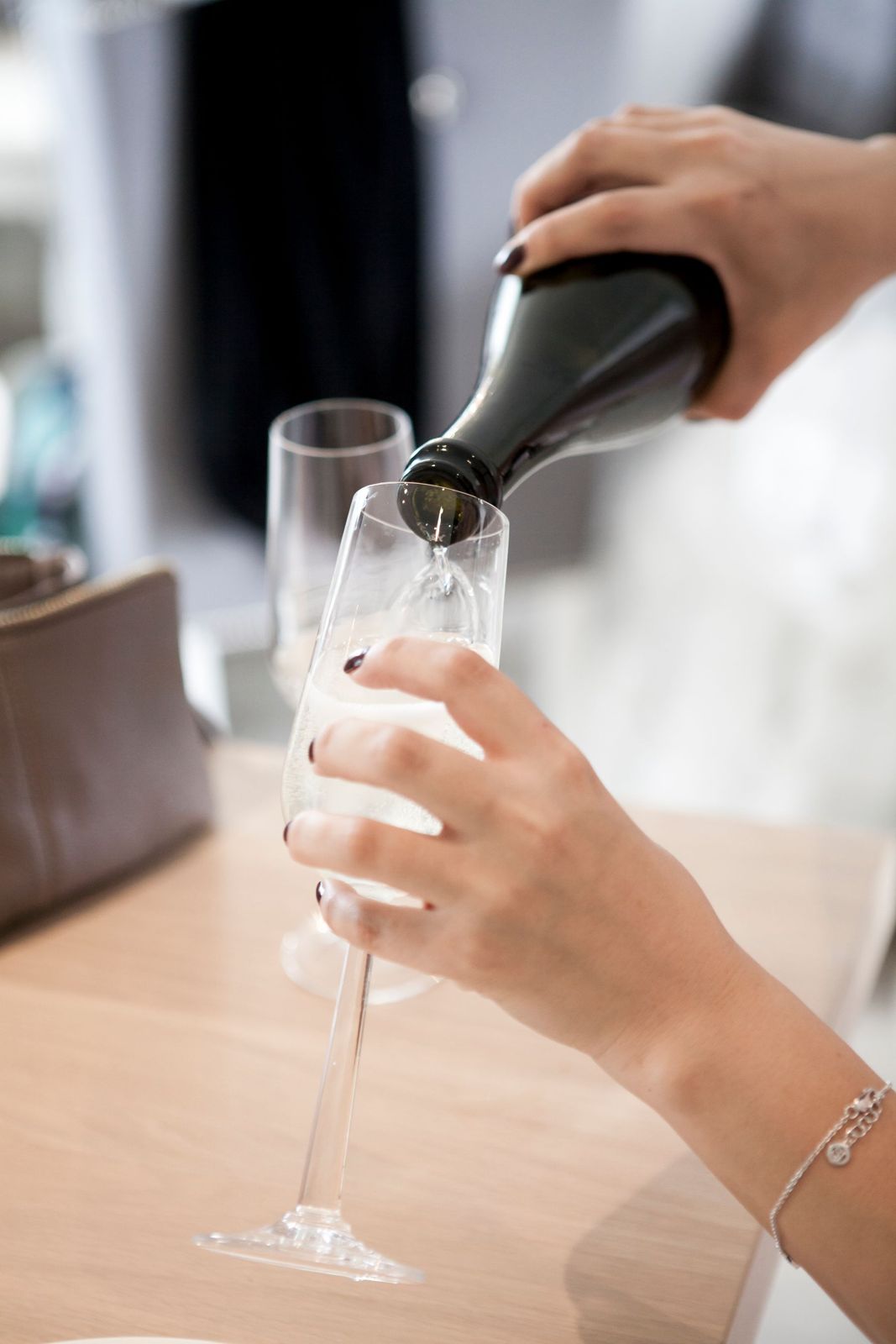 Schaumwein wird eingeschenkt