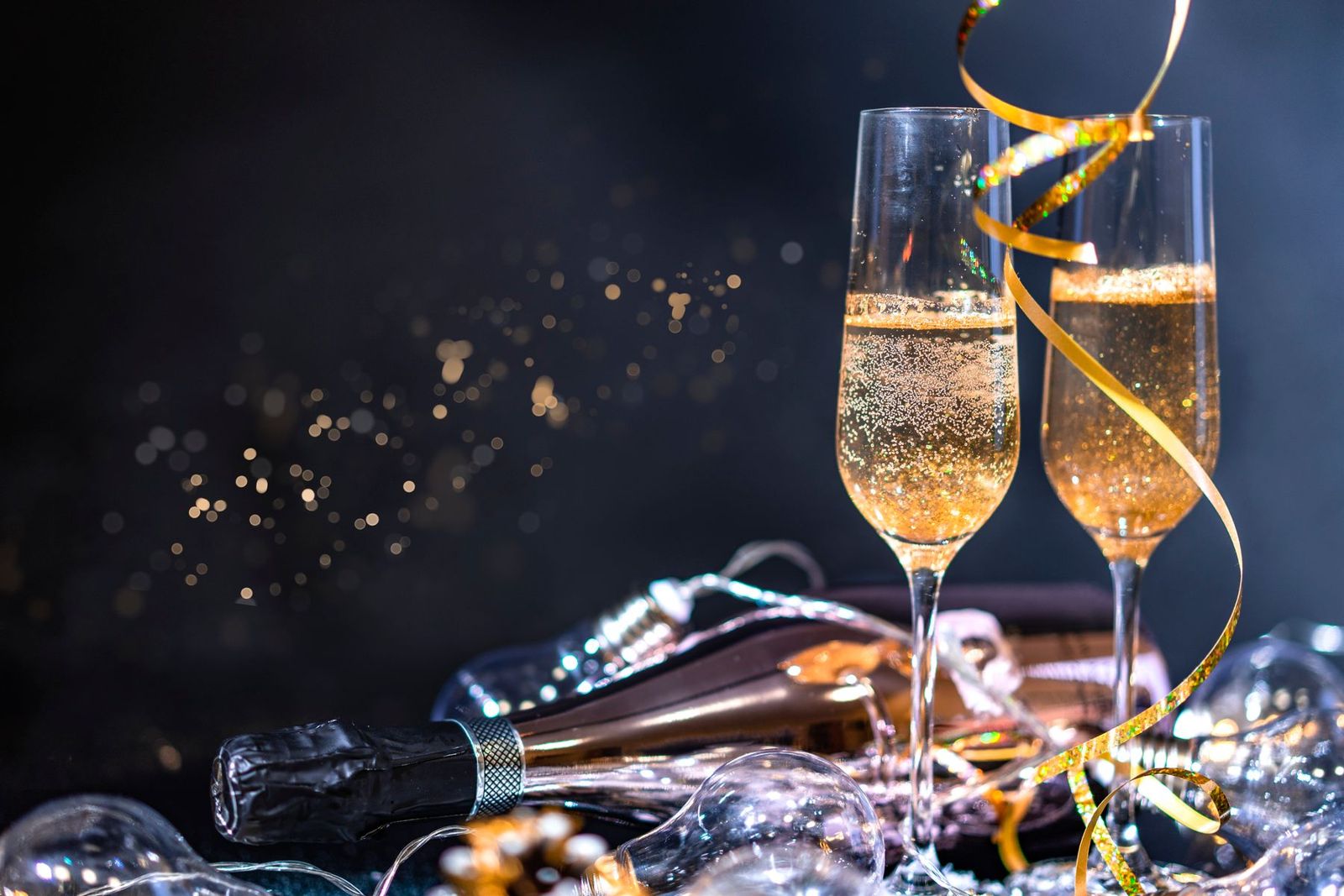 Festlich gedeckt: zwei Gläser Sekt und Luftschlangen